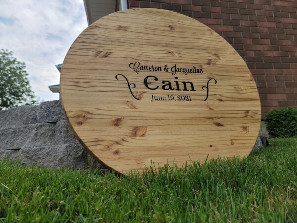 These round wedding signs are used as a guest-signing book for weddings. This item comes in many different sizes and we will engrave all of your marriage names/info on it at no extra cost.  The personalization is included in the listed price. We also offe