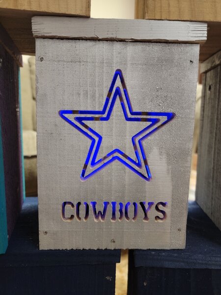 This cedar Dallas Cowboys Lantern is given a metallic silver color. Batteries and lights INCLUDED. 