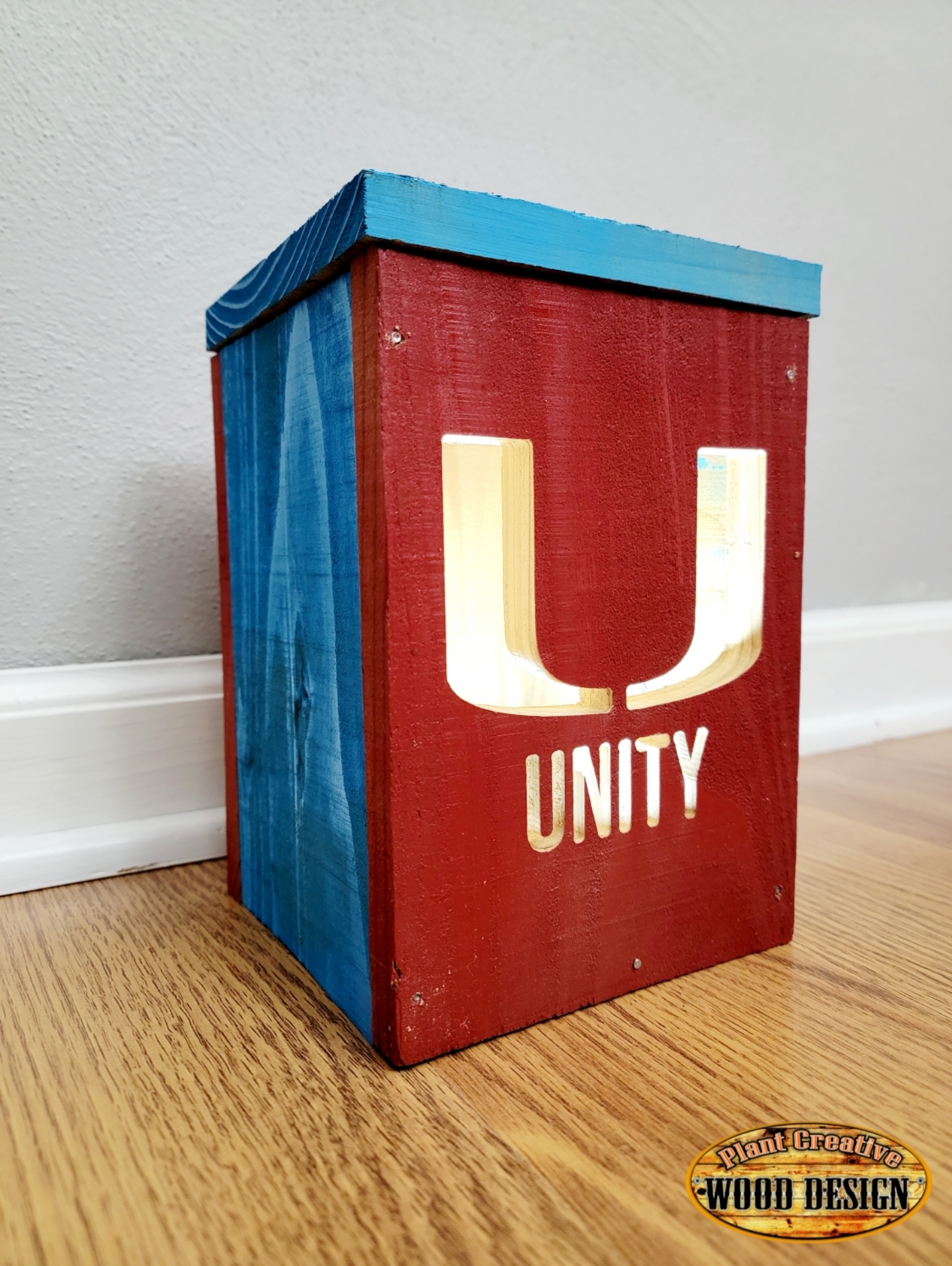 Cedar Unity Mustang Lantern meant for indoor/outdoor use.  Come in natural and painted finishes. Lots have a 4-hour run time in the high brightness setting it lower the brightness level to dramatically increase the battery run times. 